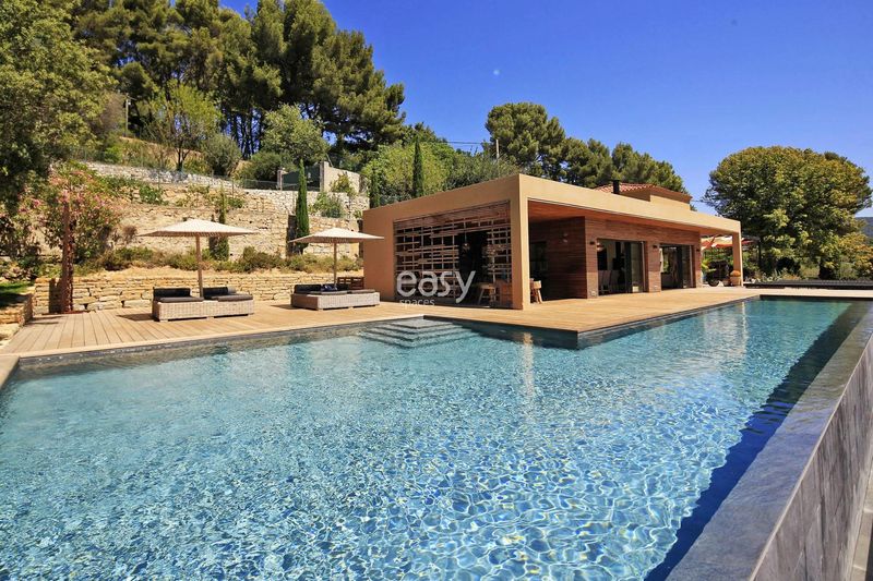 Unusual and Unique Photoshoot Location in Marseille That Captivates Creativity